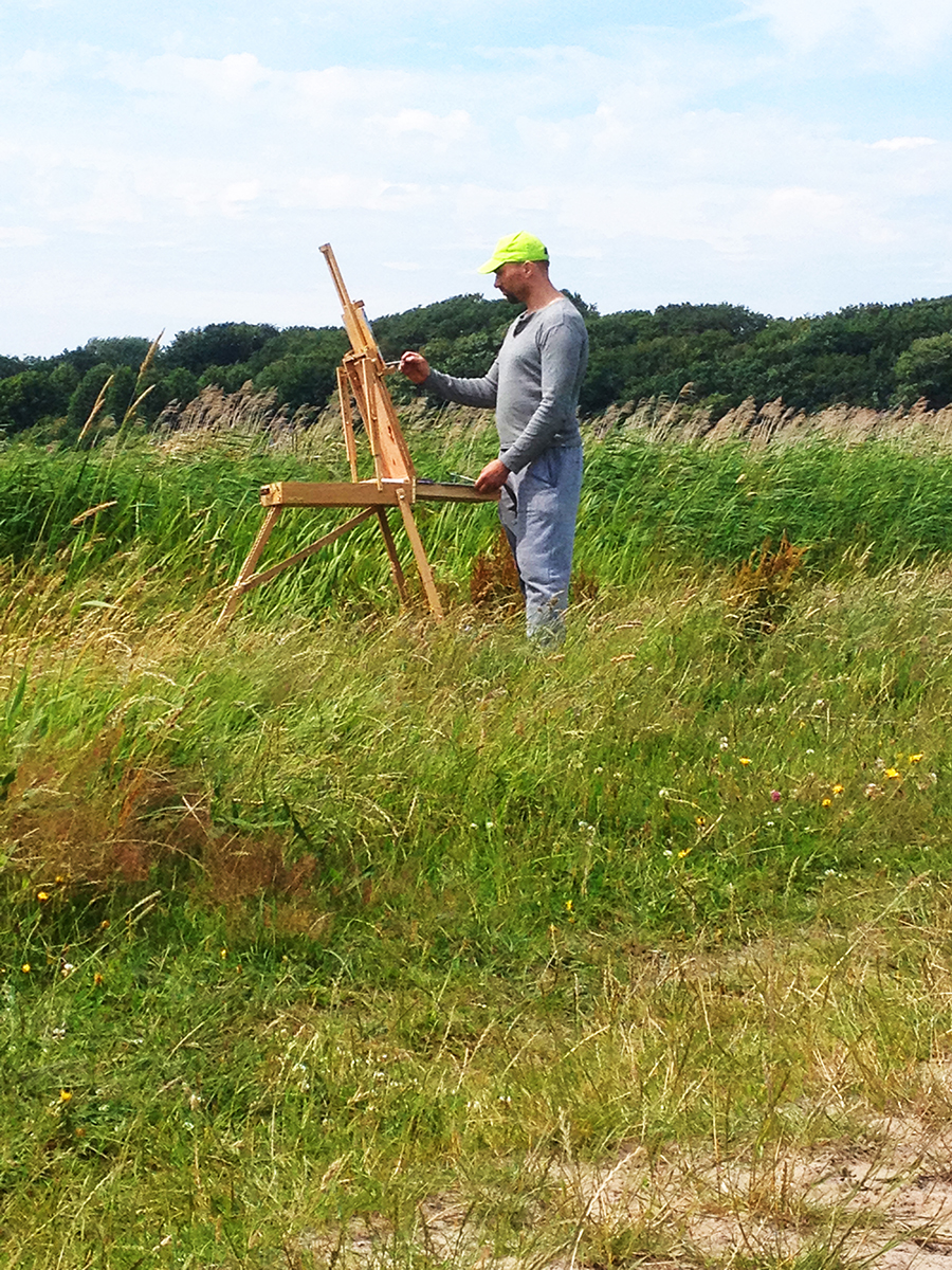 auke_rol_schildert_in_de duinen_achter_schildersezel_h